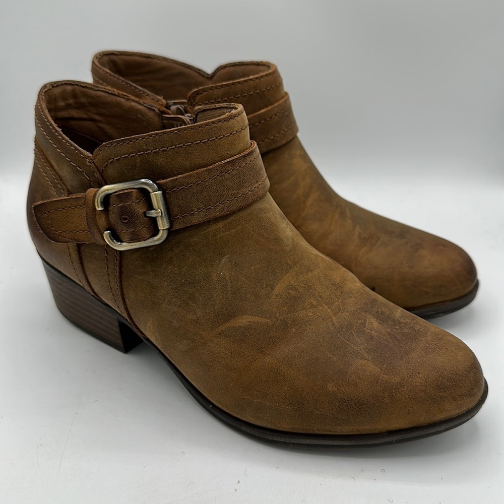 Clarks tan / brown ankle booties, size 6M